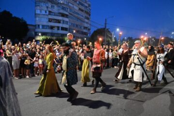 Cea mai mare paradă medievală din România a marcat debutul Festivalului de Artă Medievală „Ștefan cel Mare” Suceava