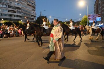 Cea mai mare paradă medievală din România a marcat debutul Festivalului de Artă Medievală „Ștefan cel Mare” Suceava