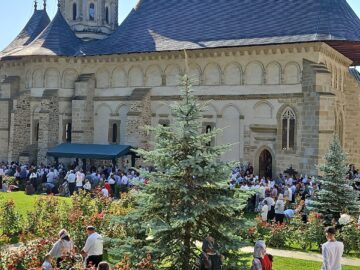Mănăstirea Putna, în zi de hram – un loc de întâlnire a tradiției, a speranței, a iubirii față de aproape