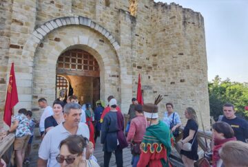 Peste 500 de domni și domnițe, alături de autorități, au salutat miile de spectatori prezenți la deschiderea Festivalului Medieval de la Suceava