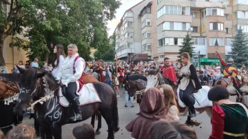 Cea mai mare paradă medievală din România a marcat debutul Festivalului de Artă Medievală „Ștefan cel Mare” Suceava