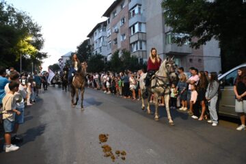 Cea mai mare paradă medievală din România a marcat debutul Festivalului de Artă Medievală „Ștefan cel Mare” Suceava
