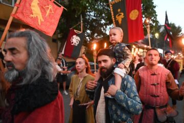 Cea mai mare paradă medievală din România a marcat debutul Festivalului de Artă Medievală „Ștefan cel Mare” Suceava