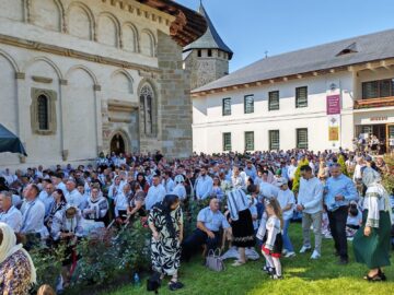 Mănăstirea Putna, în zi de hram – un loc de întâlnire a tradiției, a speranței, a iubirii față de aproape