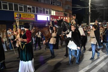 Cea mai mare paradă medievală din România a marcat debutul Festivalului de Artă Medievală „Ștefan cel Mare” Suceava
