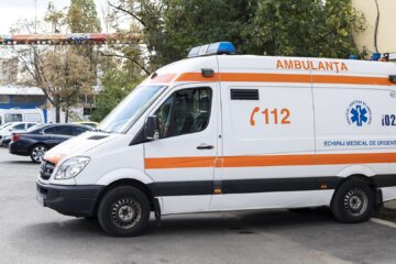 Socru și ginere răniți, după ce mașina cu care au plecat la cules ciuperci s-a răsturnat