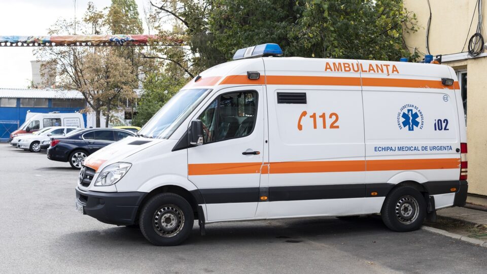 Socru și ginere răniți, după ce mașina cu care au plecat la cules ciuperci s-a răsturnat