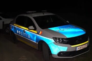 Băut și fără permis a intrat cu mașina într-un copac în timp ce era urmărit de polițiști