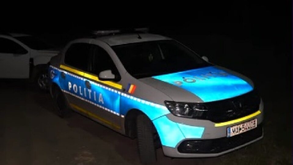 Băut și fără permis a intrat cu mașina într-un copac în timp ce era urmărit de polițiști
