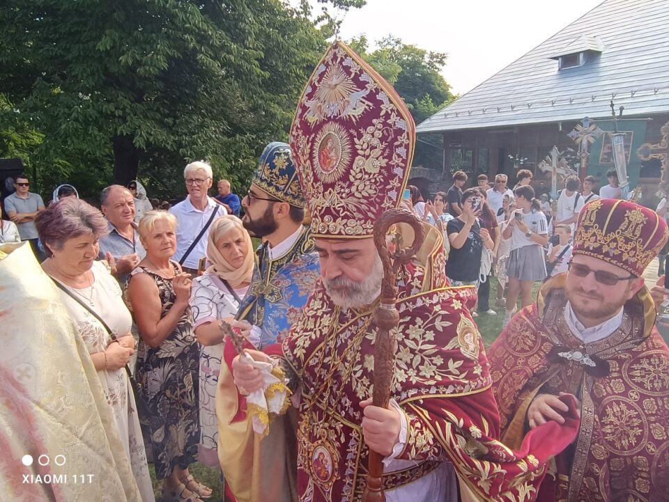 Parintele Episcop Datev Agopian binecuvantand credinciosii