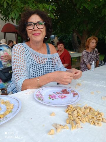 Madlene Gărduș vine in fiecare an din Canada la Hagigadar, cu încredere în îndeplinirea dorințelor