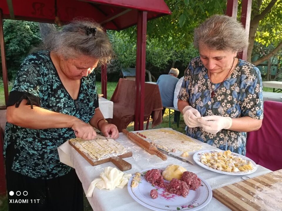 În speranța îndeplinirii dorințelor, femeile modelează cel puțin 40 de urechiușe fiecare