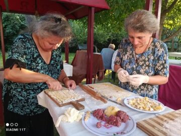 În speranța îndeplinirii dorințelor, femeile modelează cel puțin 40 de urechiușe fiecare