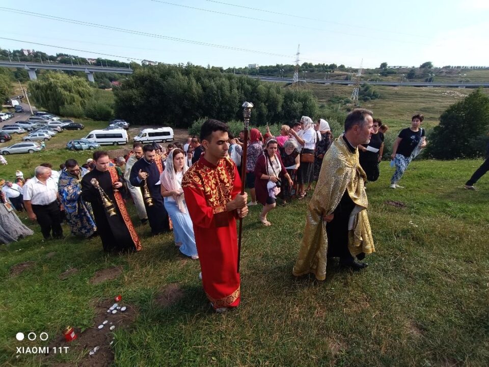 În procesiune credincioșii urcă colina Mănăstirii Hagigadar