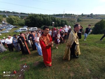 În procesiune credincioșii urcă colina Mănăstirii Hagigadar