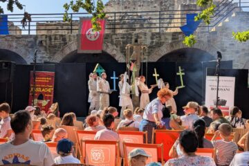 Muzica, dansul, teatrul și ateliere medievale au adunat și duminică, în Cetatea de Scaun a Sucevei, mii de turiști, în ultima zi de festival medieval