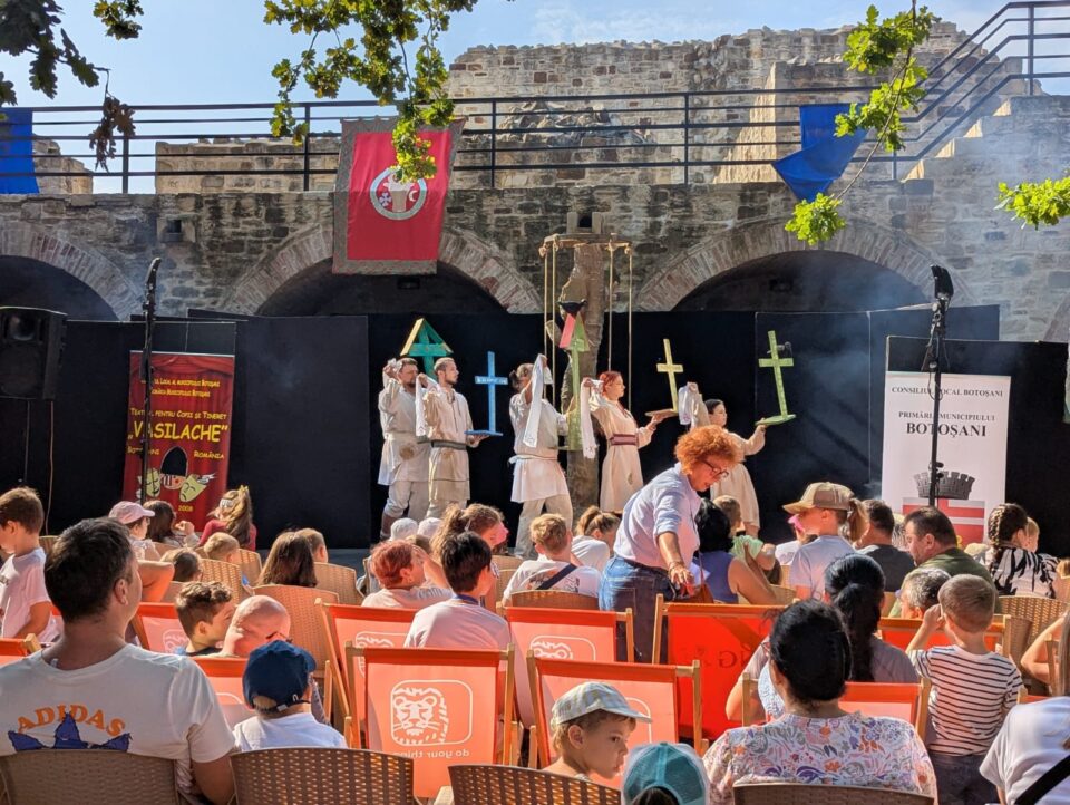 Muzica, dansul, teatrul și ateliere medievale au adunat și duminică, în Cetatea de Scaun a Sucevei, mii de turiști, în ultima zi de festival medieval