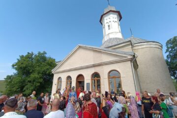Tradiția Hramului Adormirii Maicii Domnului a adunat credincioșii armeni în jurul Mănăstirii Hagigadar
