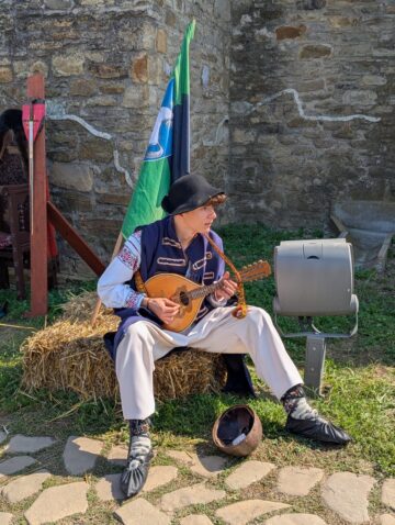 Muzica, dansul, teatrul și ateliere medievale au adunat și duminică, în Cetatea de Scaun a Sucevei, mii de turiști, în ultima zi de festival medieval