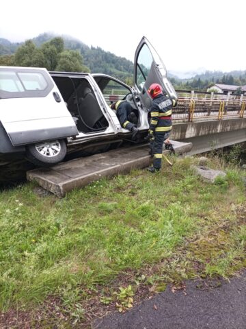 Doi răniți după ce un microbuz a ”zburat” de pe șosea