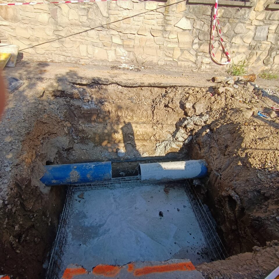 Lucrările la rețelele de apă de pe 6 Noiembrie continuă până la jumătatea lunii septembrie