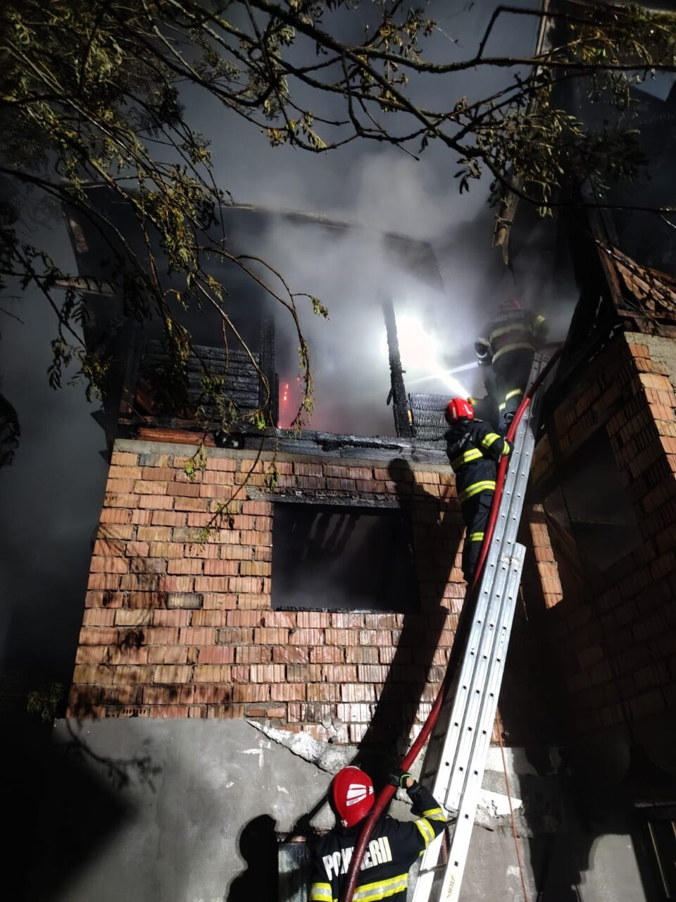 O casă s-a făcut scrum în urma unui puternic incendiu