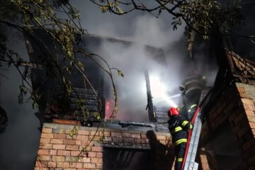 O casă s-a făcut scrum în urma unui puternic incendiu