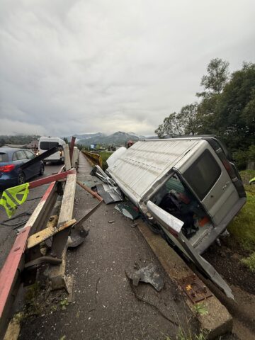 Doi răniți după ce un microbuz a ”zburat” de pe șosea