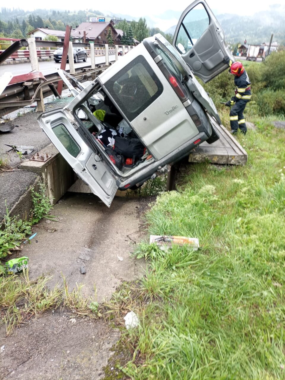 Doi răniți după ce un microbuz a ”zburat” de pe șosea