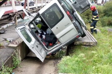 Doi răniți după ce un microbuz a ”zburat” de pe șosea