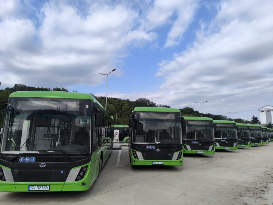 Autobuzele care asteapta sa intre pe trasee