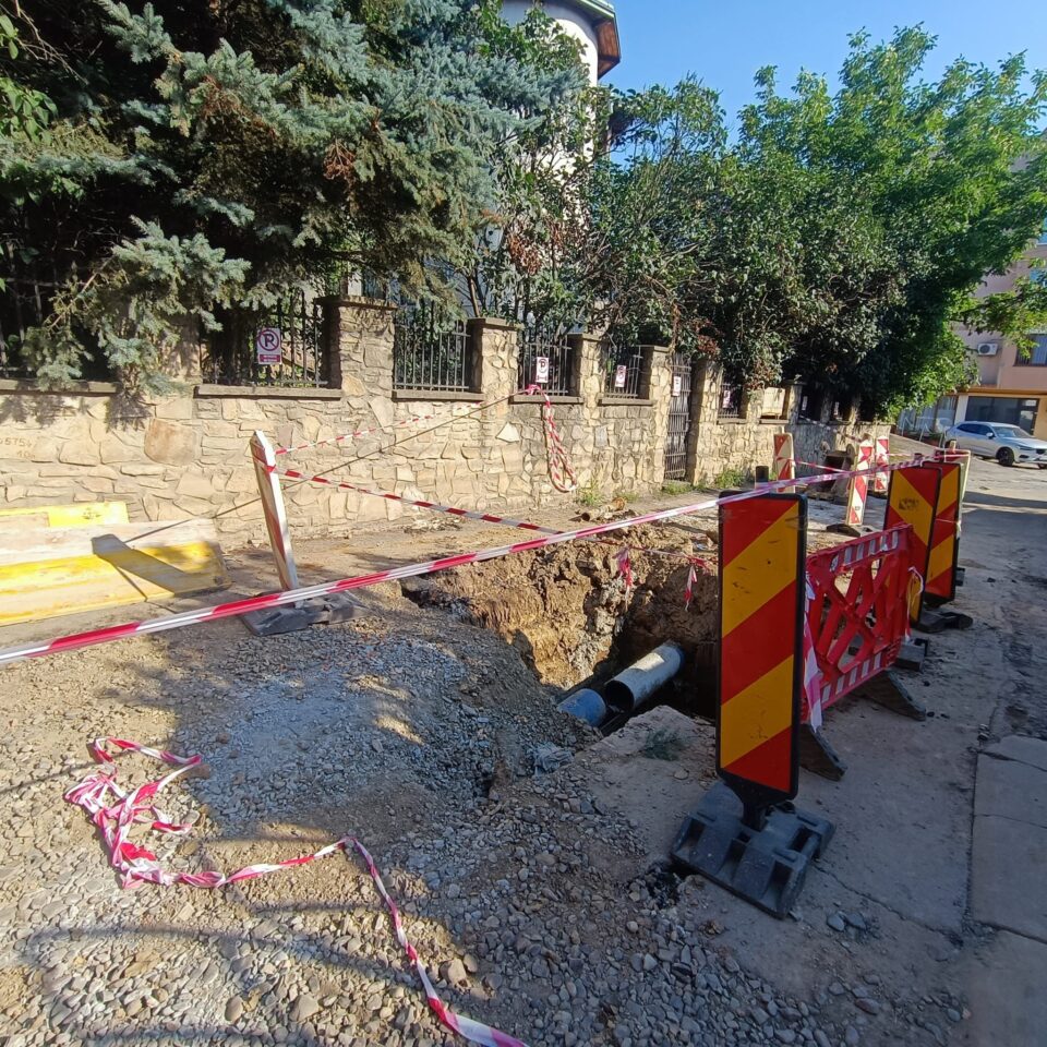 Lucrările la rețelele de apă de pe 6 Noiembrie se apropie de finalizare pe un tronson, dar vor continua cel puțin trei săptămâni în etapa următoare