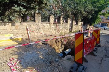 Lucrările la rețelele de apă de pe 6 Noiembrie se apropie de finalizare pe un tronson, dar vor continua cel puțin trei săptămâni în etapa următoare