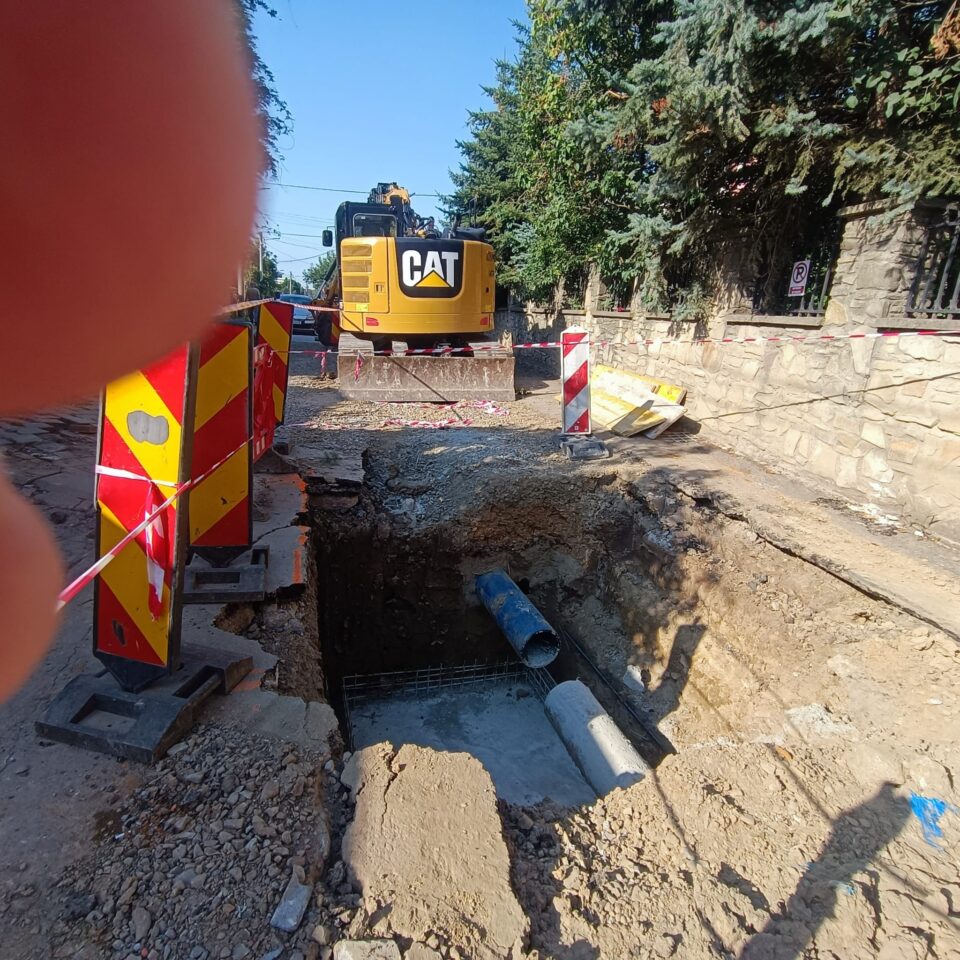 Lucrările la rețelele de apă de pe 6 Noiembrie continuă până la jumătatea lunii septembrie