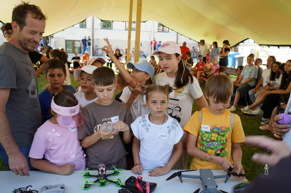 Peste 60 de copii și tineri au participat la „Peripeții de vară”, alături de echipa Salvamont Suceava, la Muzeul Arta Lemnului. Foto Țăran Daniel Robert