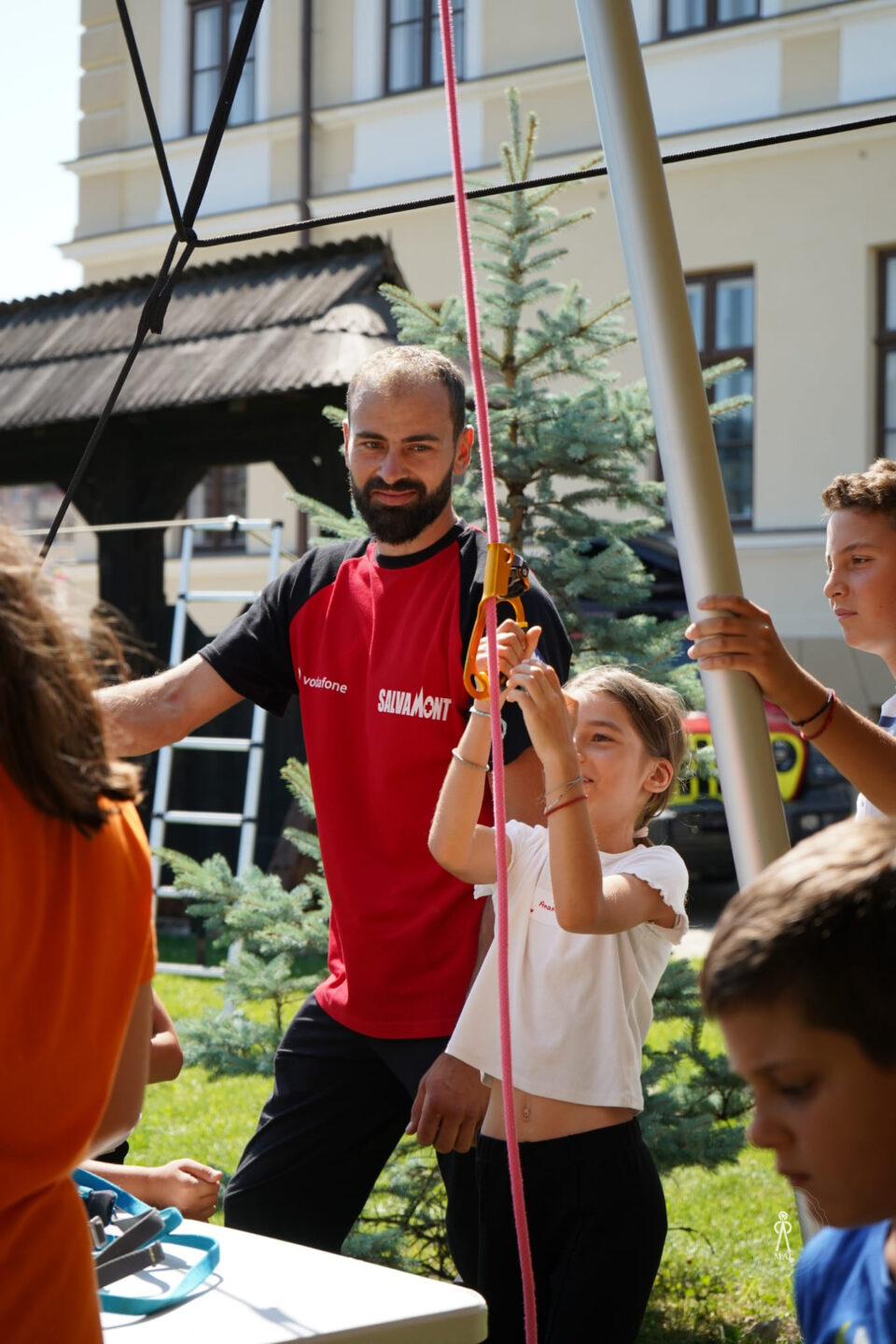 Peste 60 de copii și tineri au participat la „Peripeții de vară”, alături de echipa Salvamont Suceava, la Muzeul Arta Lemnului. Foto Țăran Daniel Robert 