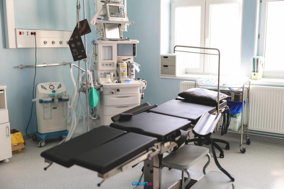 Spitalul din Vatra Dornei își extinde gama serviciilor medicale cu operații de protezare de șold și operații laparoscopice