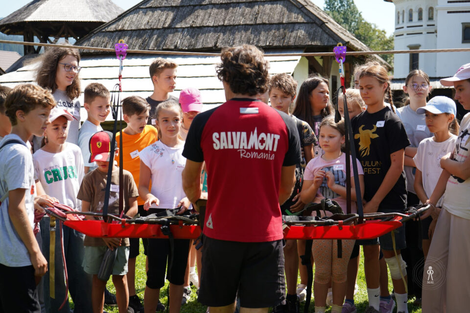 Peste 60 de copii și tineri au participat la „Peripeții de vară”, alături de echipa Salvamont Suceava, la Muzeul Arta Lemnului. Foto Țăran Daniel Robert 