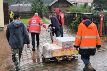 Ajutoare pentru sinistrații de la Broșteni, din partea Crucii Roșii Suceava