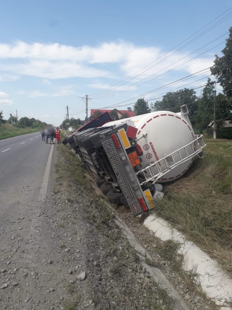 Autocisternă încărcată cu 16 tone de motorină, răsturnată la Dolhasca