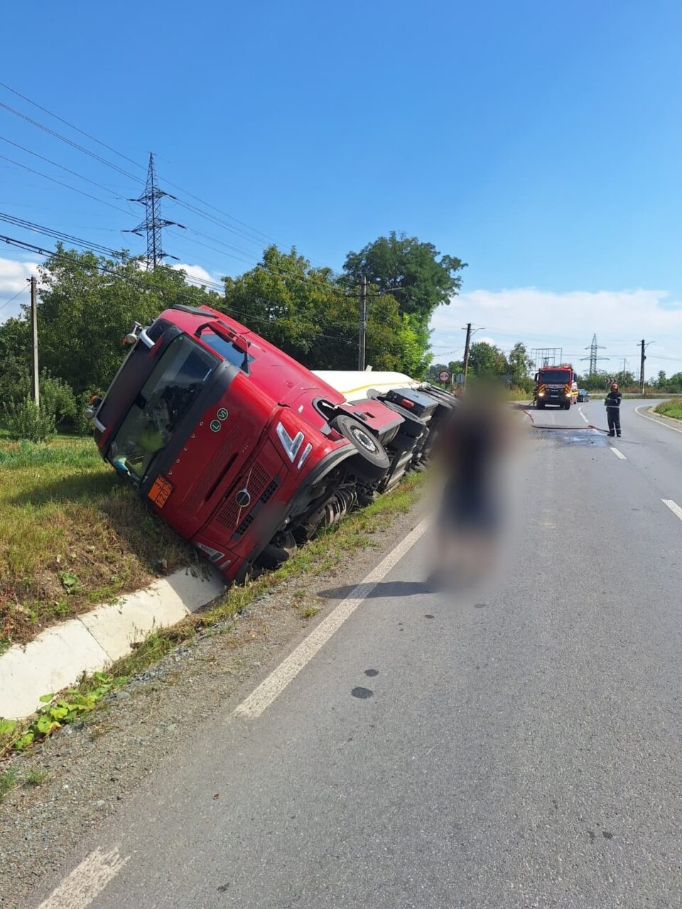 Autocisternă încărcată cu 16 tone de motorină, răsturnată la Dolhasca