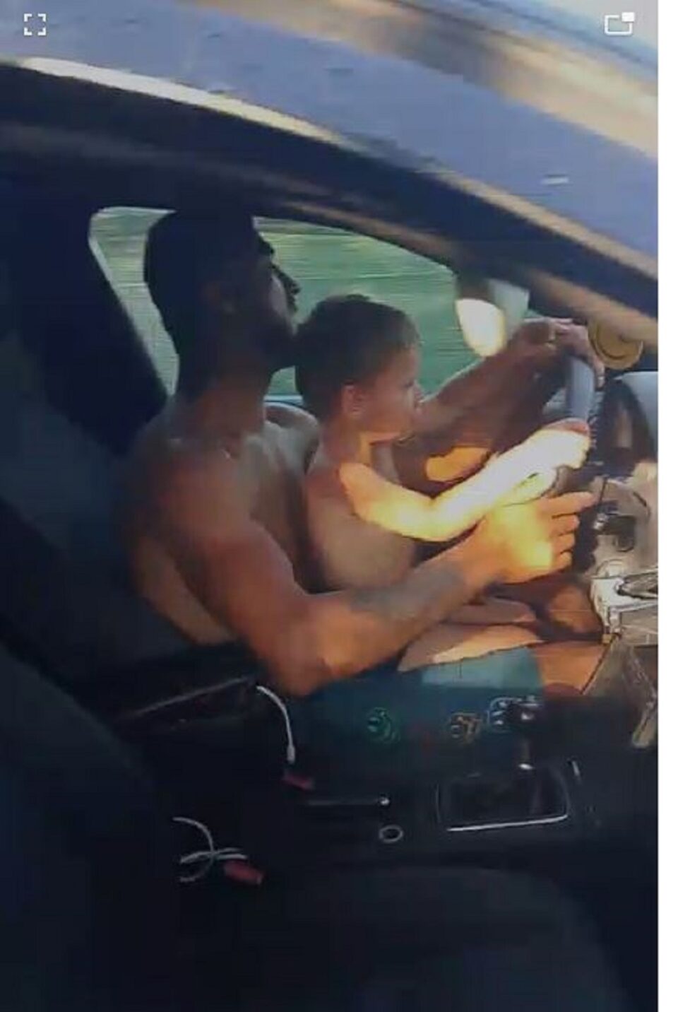 Un bărbat surprins în timp ce conducea o mașină cu un copil în brațe are permisul anulat