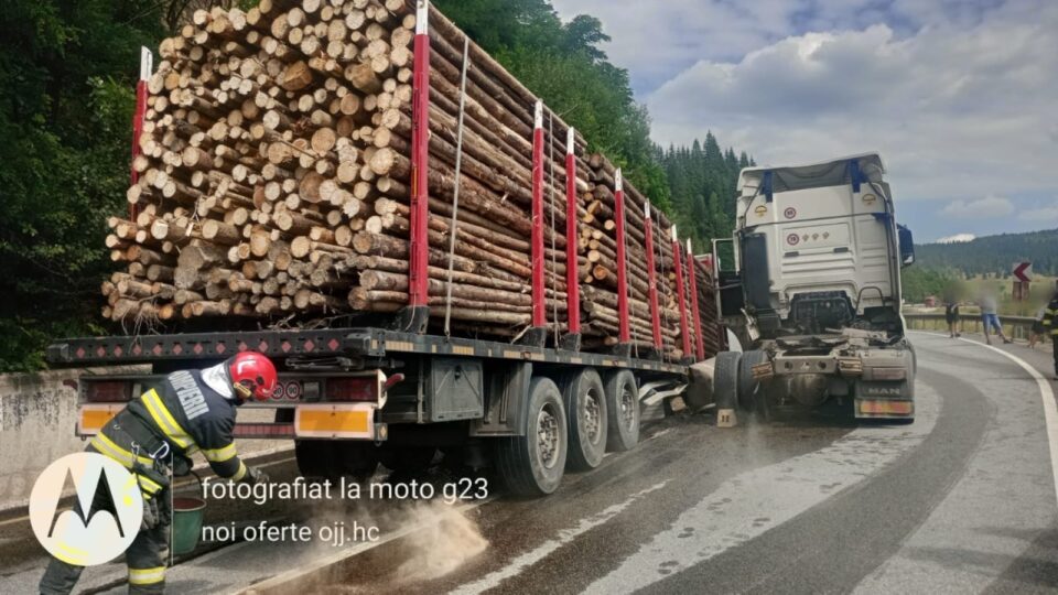 Trafic blocat la Iacobeni, după ce remorca unui autotren s-a decuplat de la capul tractor