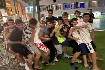 Tabără la mare, în stațiunea Costinești, pentru 15 elevi talentați din familii defavorizate