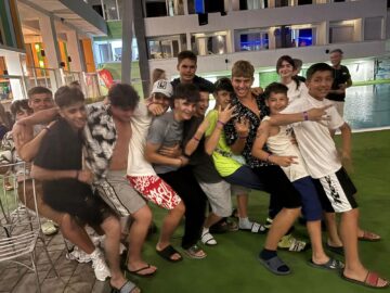 Tabără la mare, în stațiunea Costinești, pentru 15 elevi talentați din familii defavorizate