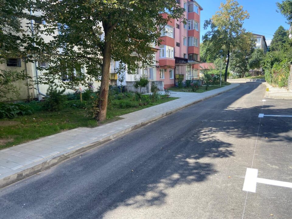 Lucrările de pe strada Ștefan Dracinschi, finalizate, inclusiv prin amenajarea a 40 de locuri de parcare