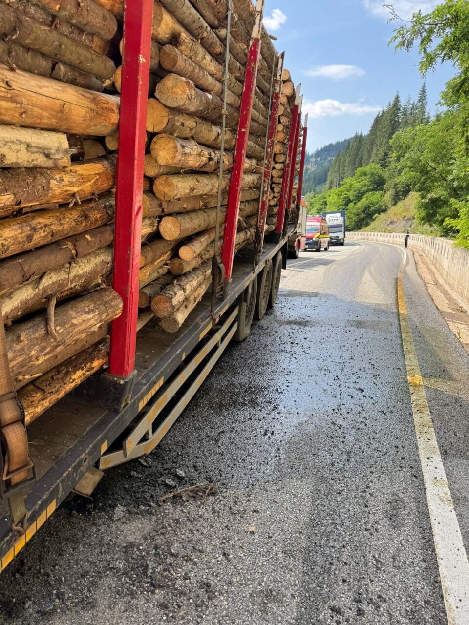 Trafic blocat la Iacobeni, după ce remorca unui autotren s-a decuplat de la capul tractor