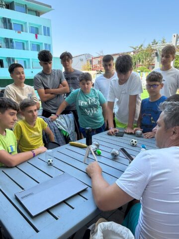 Tabără la mare, în stațiunea Costinești, pentru 15 elevi talentați din familii defavorizate