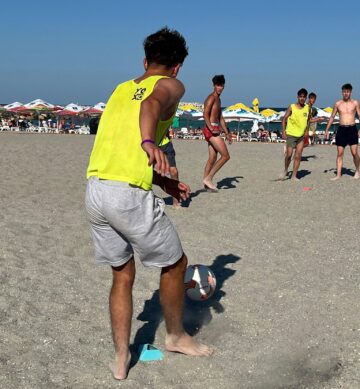 Tabără la mare, în stațiunea Costinești, pentru 15 elevi talentați din familii defavorizate