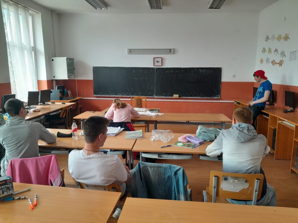 Cel puțin patru simulări pentru elevii dintr-a VIII-a și a XII-a, în noul an școlar